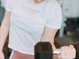 person-mit-schwarzer-hantel-im-raum-lf2pD--wIUA