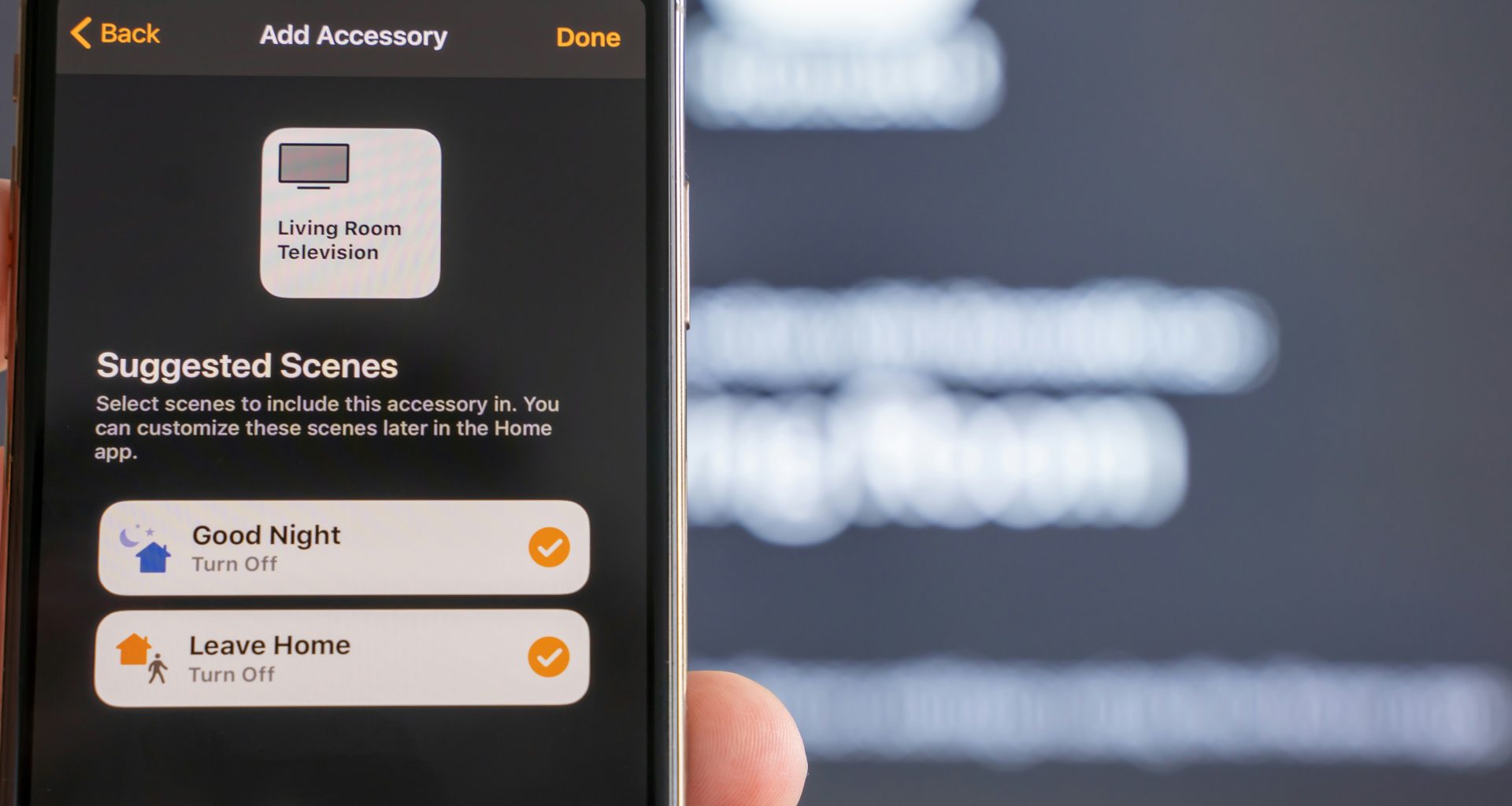 person-mit-schwarzem-iphone-5-Apoe84m_CHQ