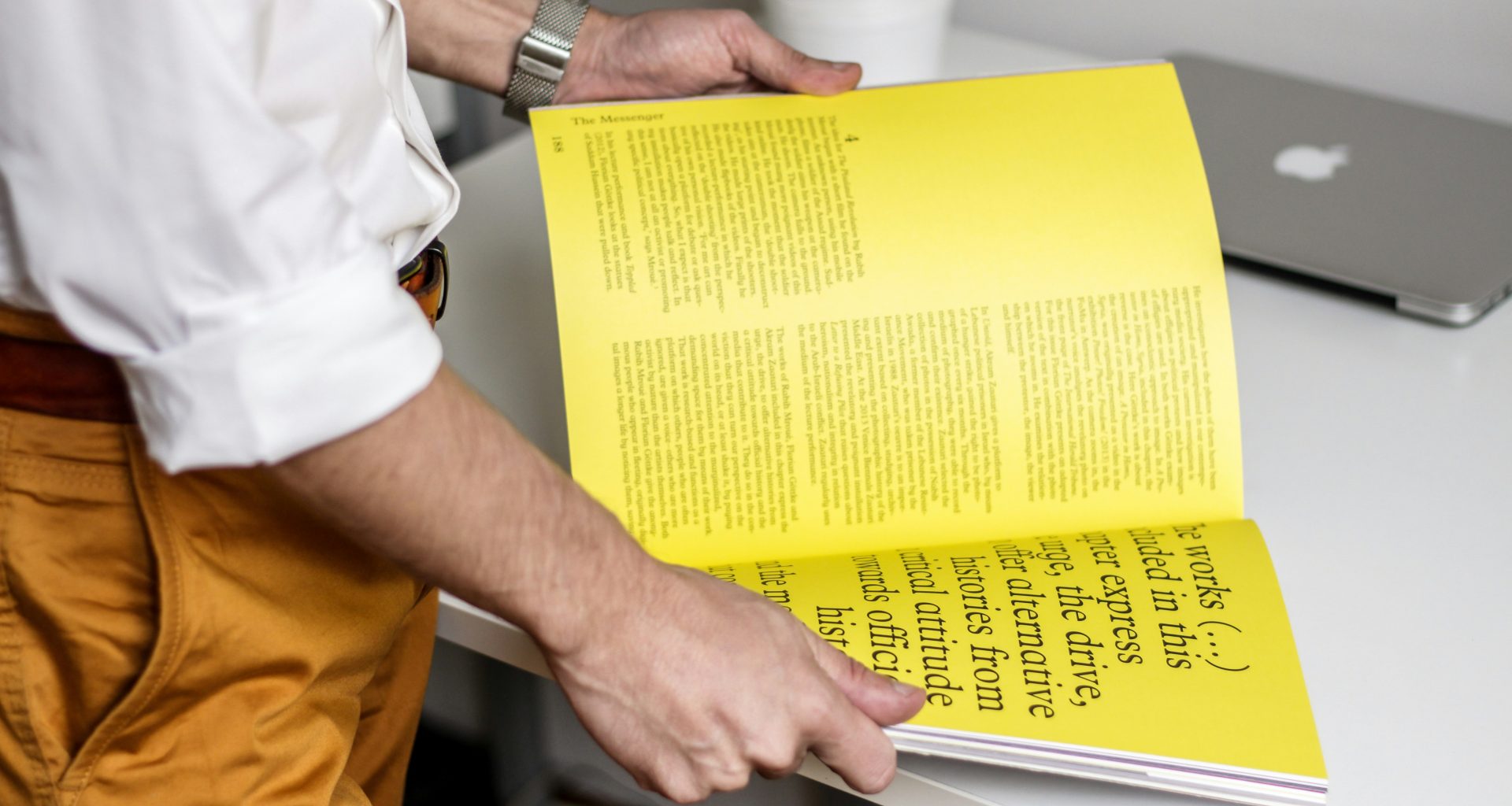 person-die-ein-buch-halt-Sf2TRU7ShO8