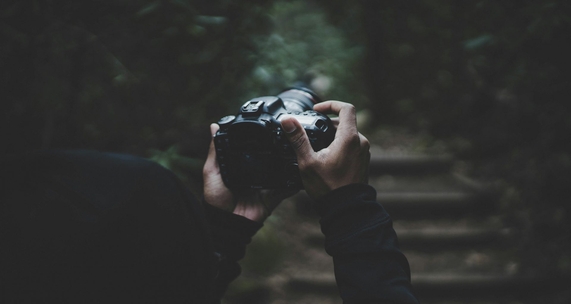 person-mit-dslr-kamera-tU7nirYOM-c