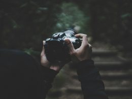person-mit-dslr-kamera-tU7nirYOM-c
