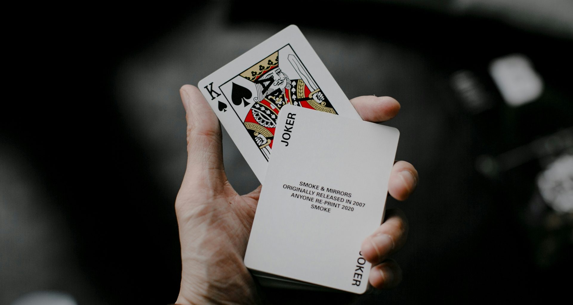 person-mit-joker-spielkarte-QN7HLnSc_5k