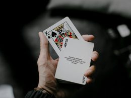 person-mit-joker-spielkarte-QN7HLnSc_5k