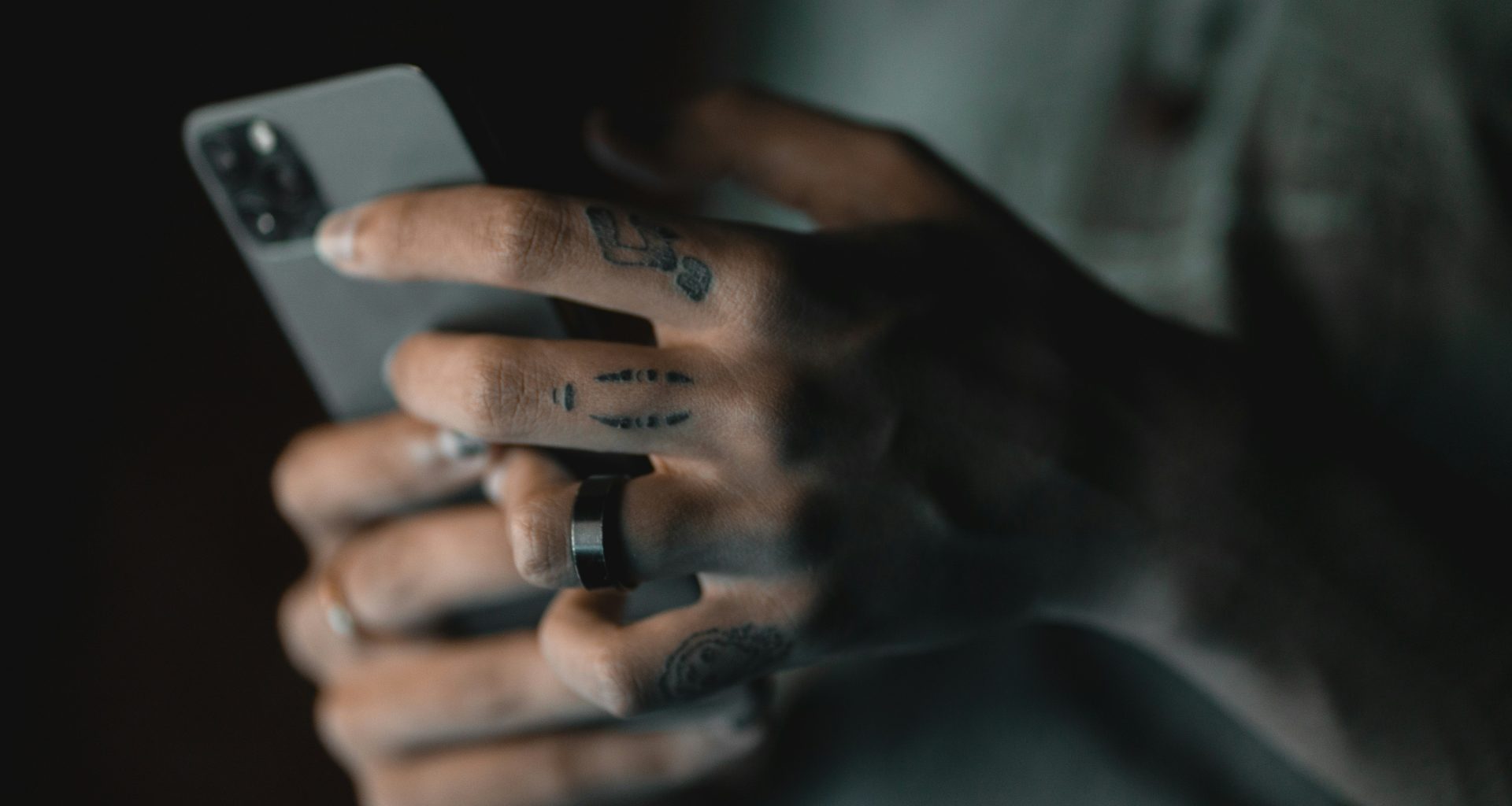 person-mit-silbernem-iphone-6-oeJfOEJ44ok