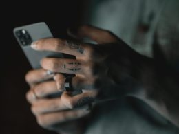 person-mit-silbernem-iphone-6-oeJfOEJ44ok