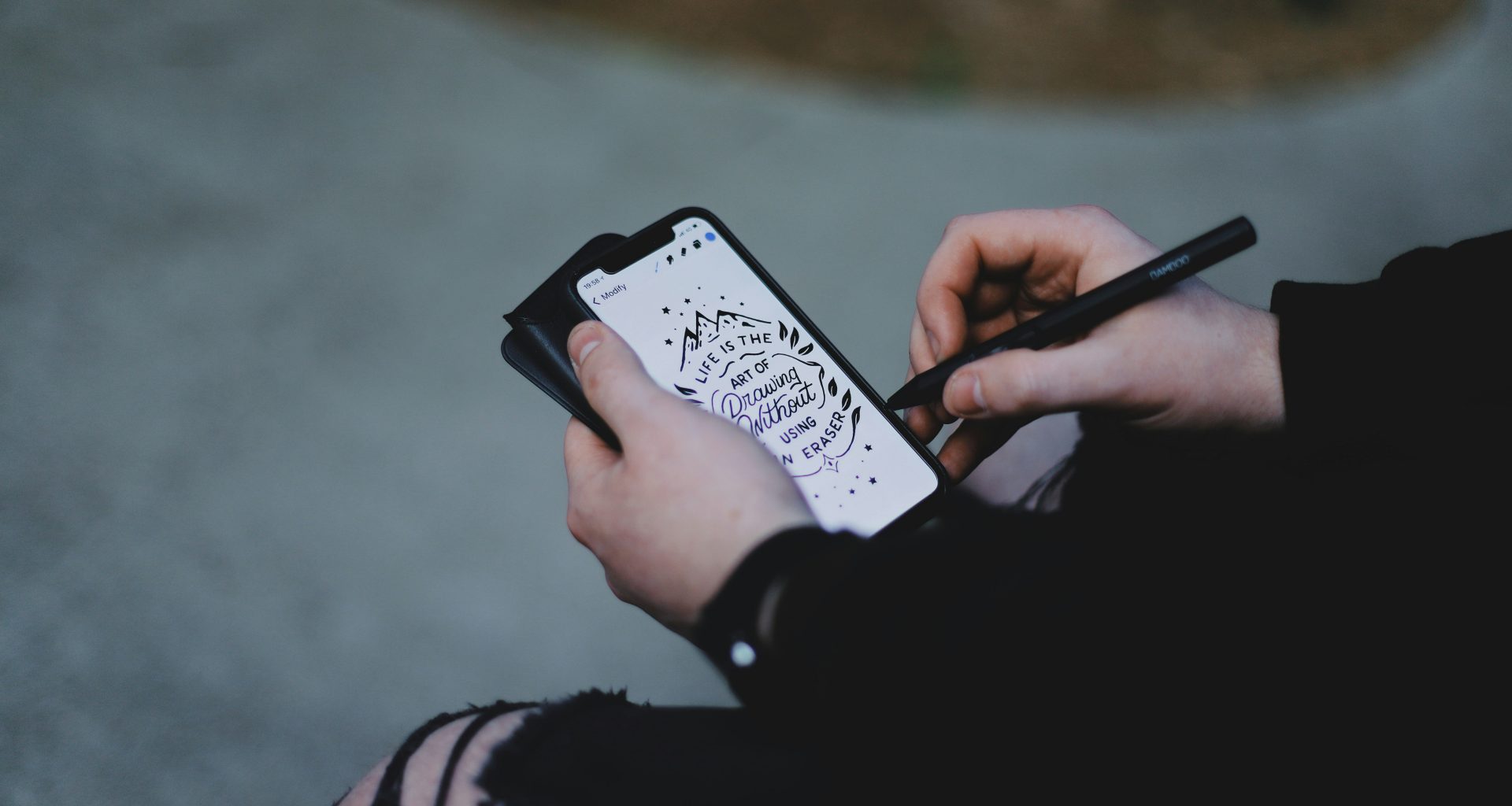 person-mit-leerzeichen-grau-iphone-x-xiqy2glnmf8