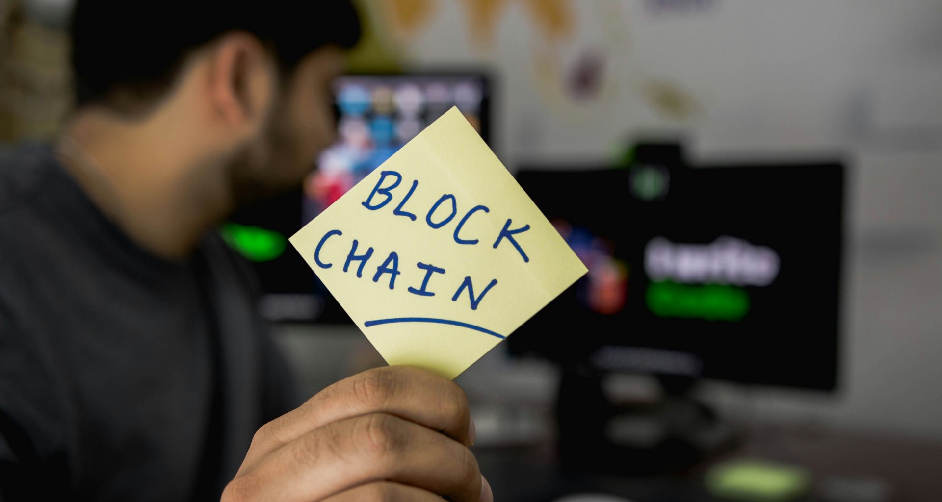 person-mit-haftnotiz-JNxTZzpHmsI