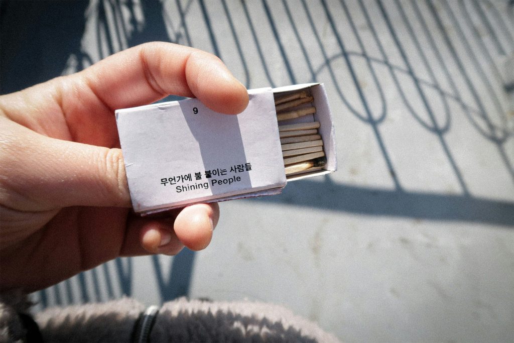 person-die-eine-weiss-und-schwarz-beschriftete-box-halt-0d4kg3PujeI