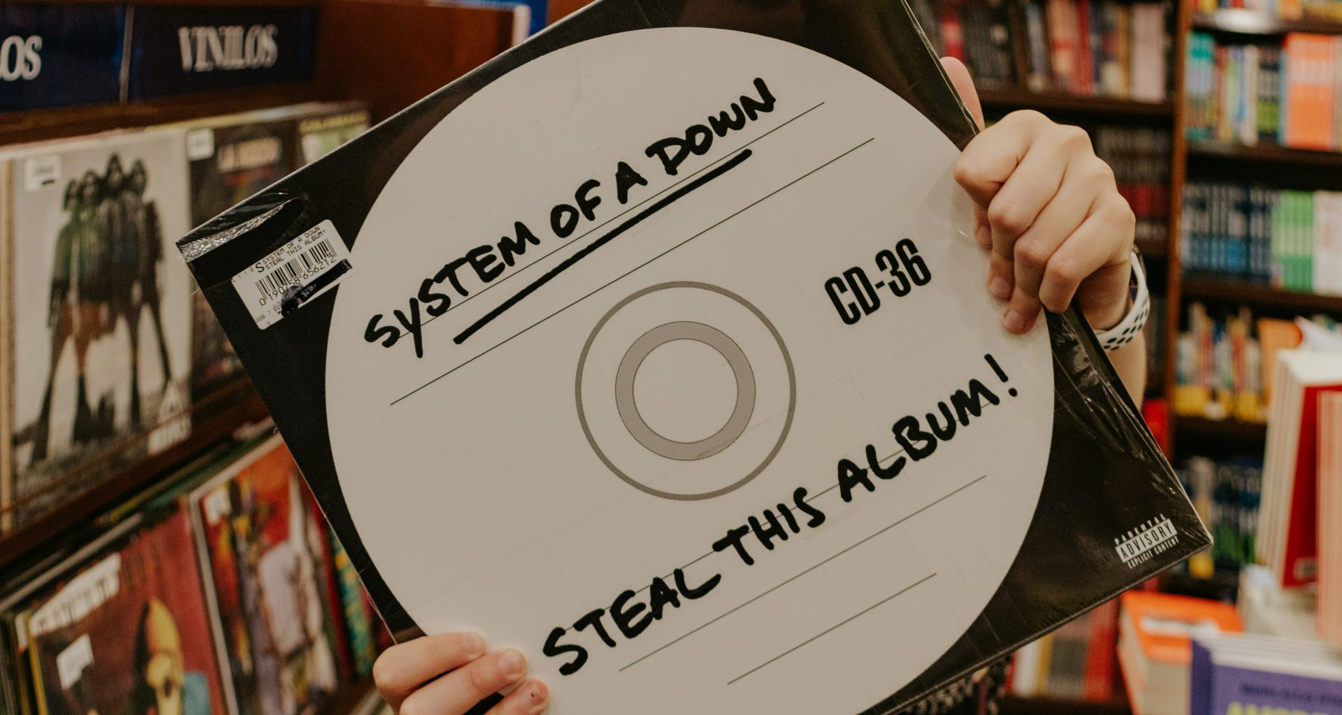 person-mit-weissem-und-schwarzem-rundpapier-p43NEFmcWkI