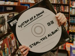 person-mit-weissem-und-schwarzem-rundpapier-p43NEFmcWkI