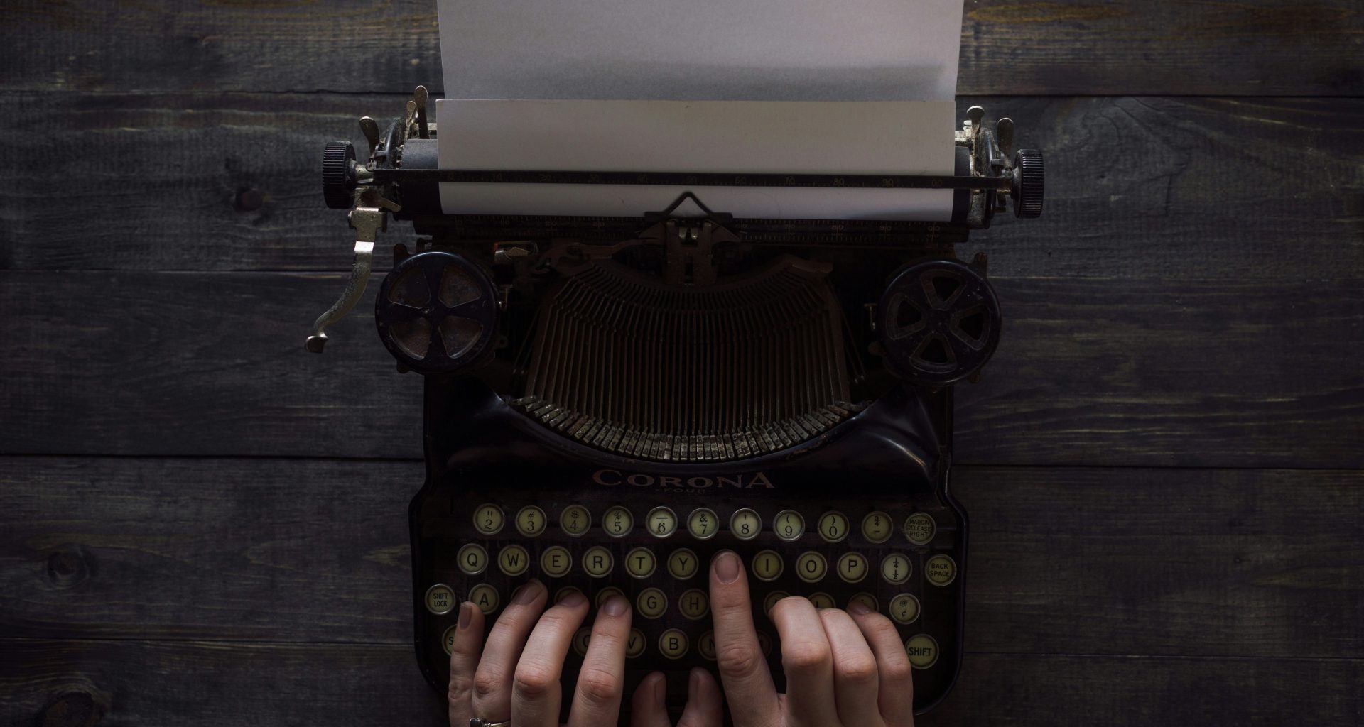 person-mit-weisser-und-schwarzer-schreibmaschine-59lC6TgZAbQ