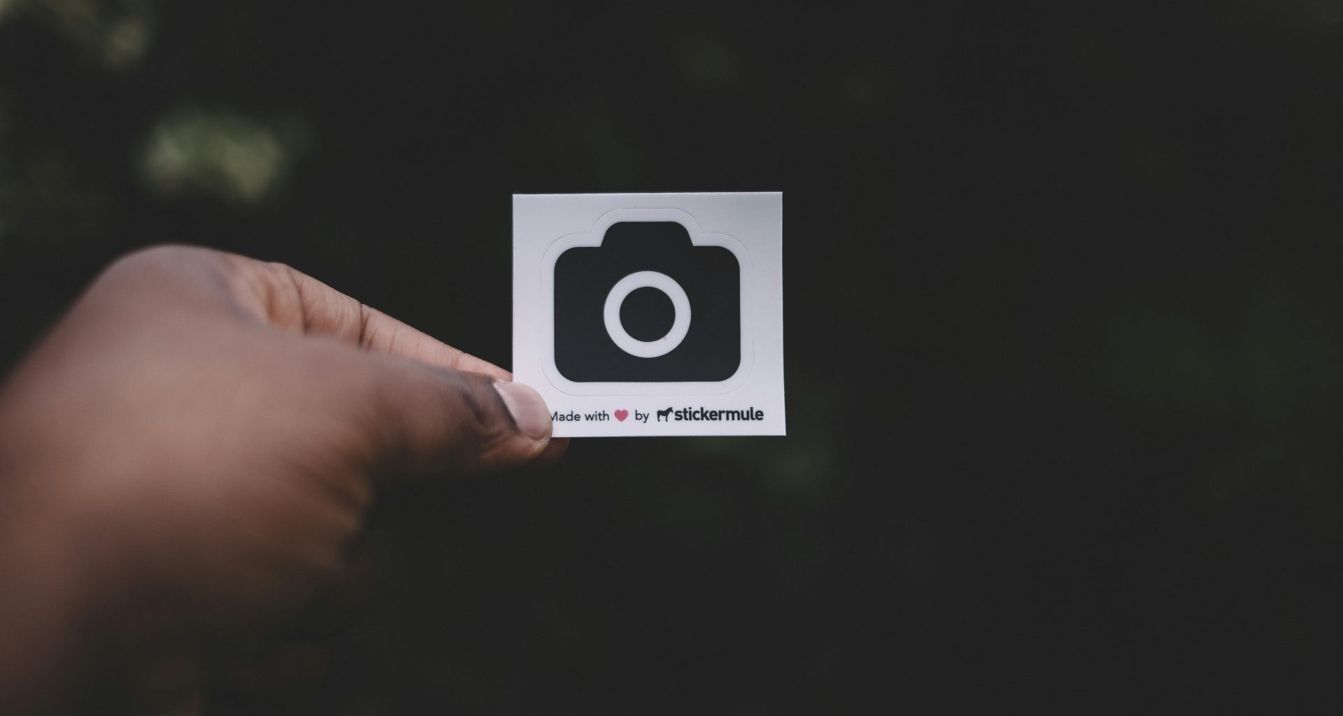 person-mit-weissem-papier-mit-kameraillustration-hr6TLCga-W0