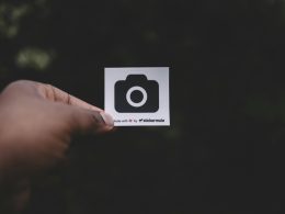 person-mit-weissem-papier-mit-kameraillustration-hr6TLCga-W0