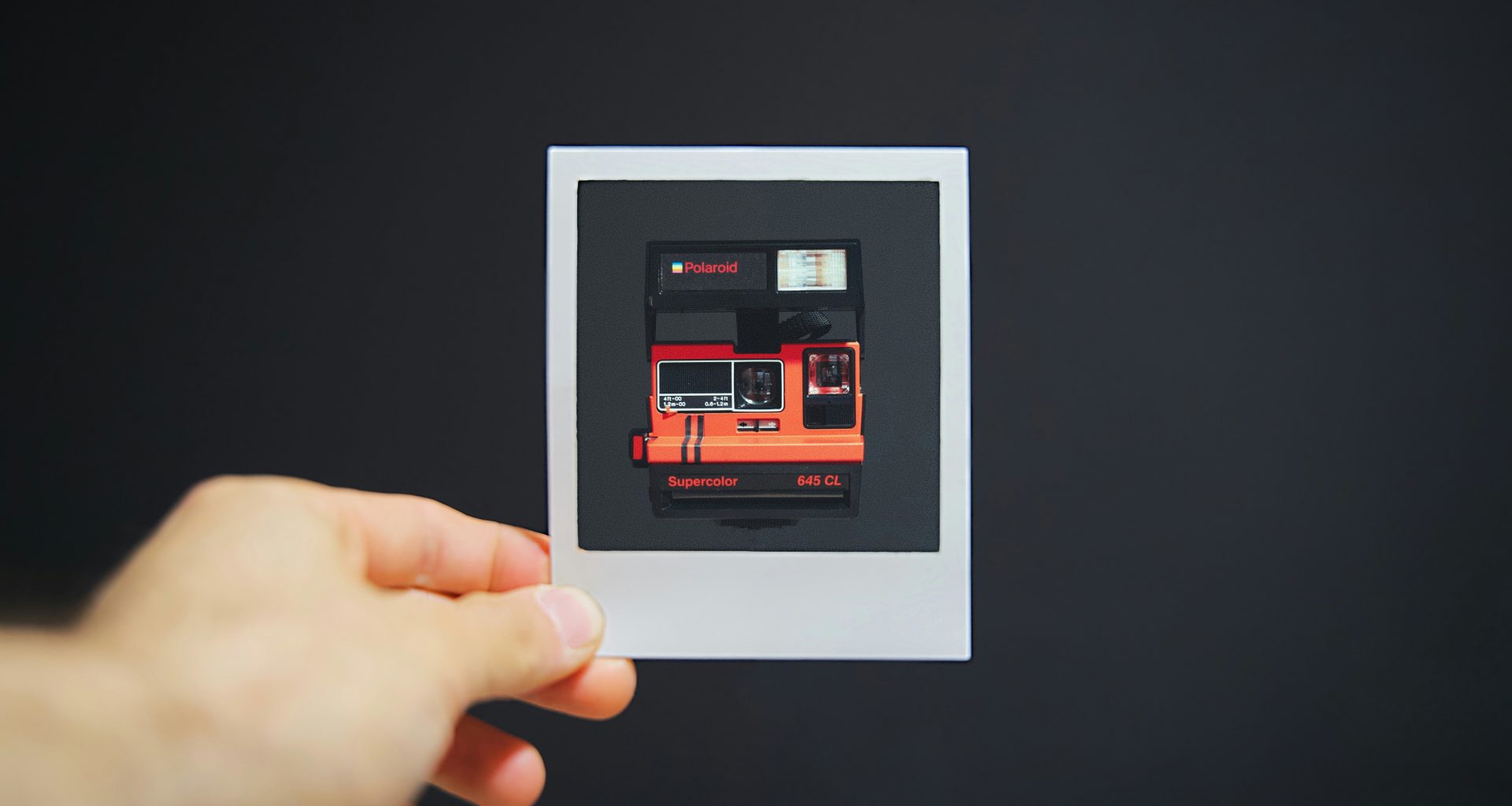 person-mit-weissem-bilderrahmen-aChEf1kCvqI