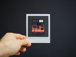 person-mit-weissem-bilderrahmen-aChEf1kCvqI