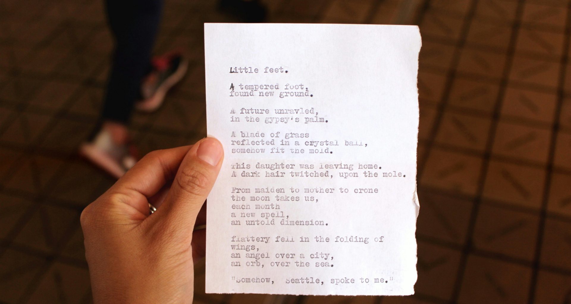 person-mit-weissem-blatt-papier-yMzqChTzDmI