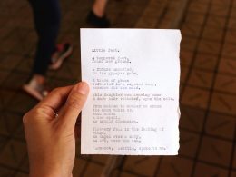 person-mit-weissem-blatt-papier-yMzqChTzDmI