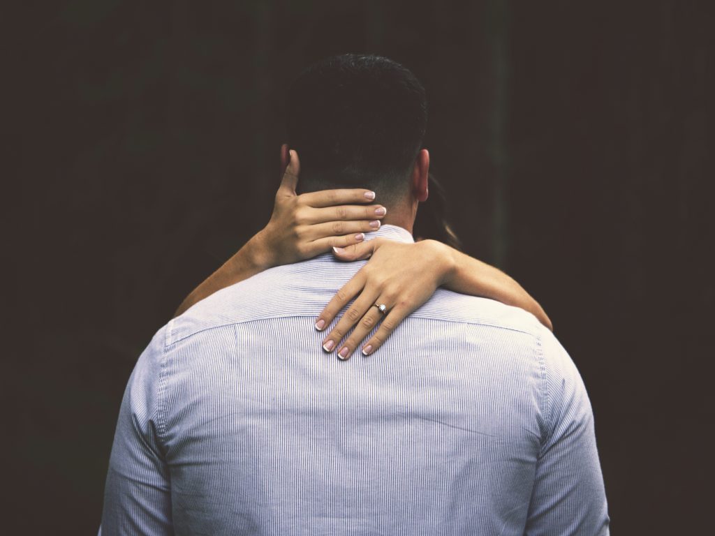 person-umarmt-mann-3zVvScJO60A