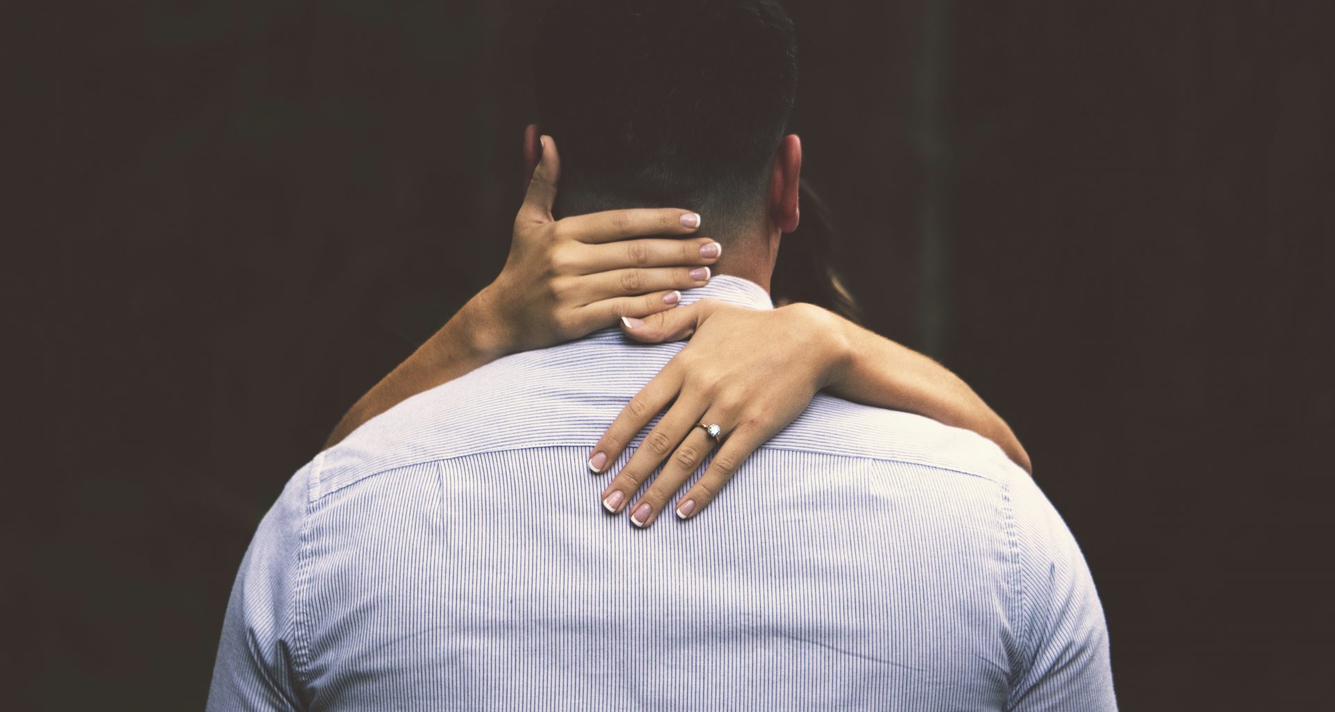 person-umarmt-mann-3zVvScJO60A