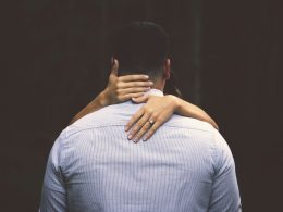 person-umarmt-mann-3zVvScJO60A