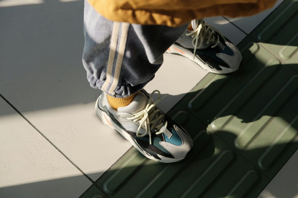 person-in-schwarz-weissen-nike-sportschuhen-rmDBFkB4fLY