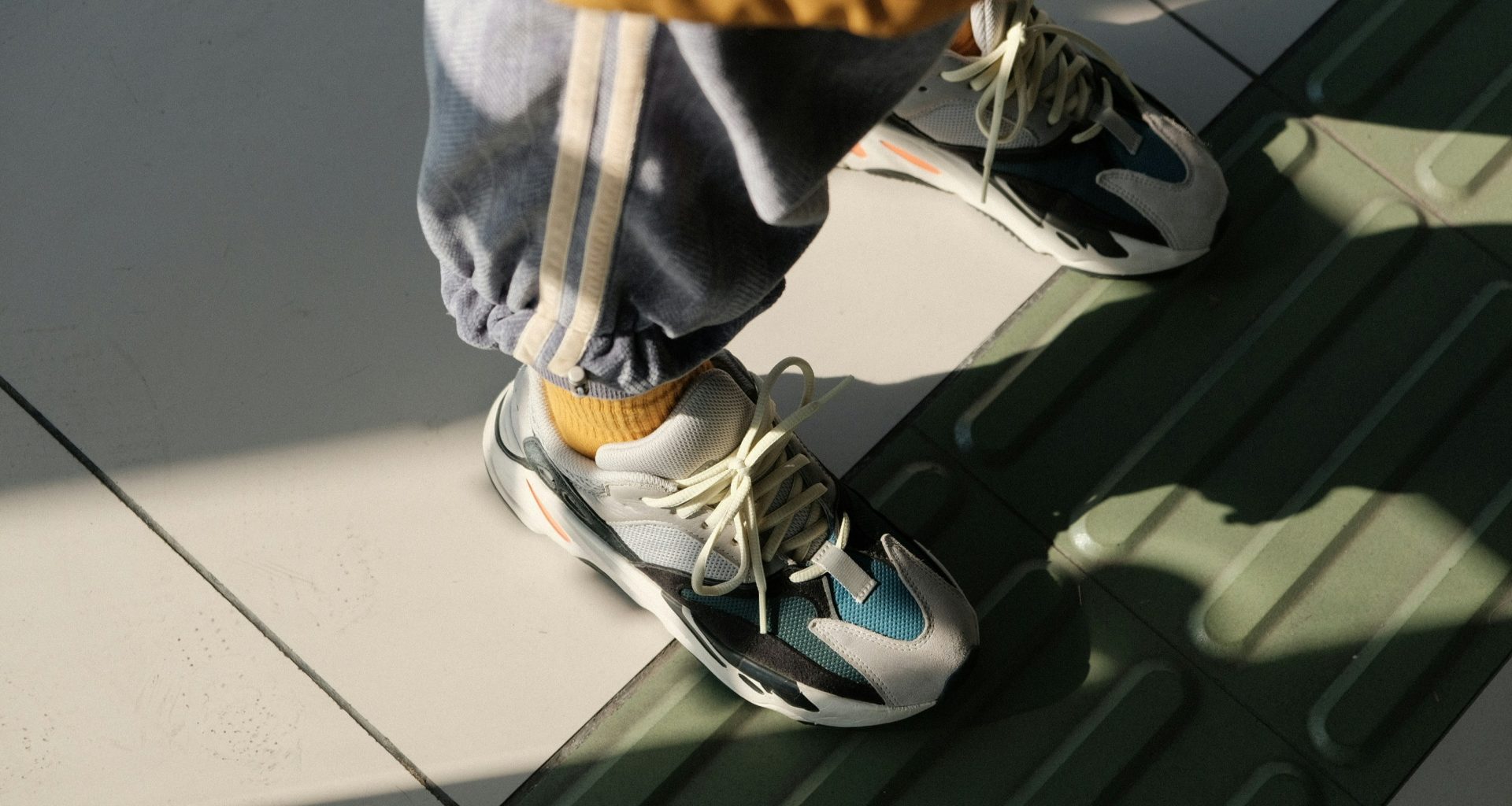 person-in-schwarz-weissen-nike-sportschuhen-rmDBFkB4fLY