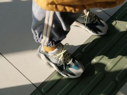 person-in-schwarz-weissen-nike-sportschuhen-rmDBFkB4fLY