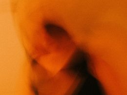 person-im-schwarzen-hemd-beim-selbstportrat-ZqznBx8W2g0