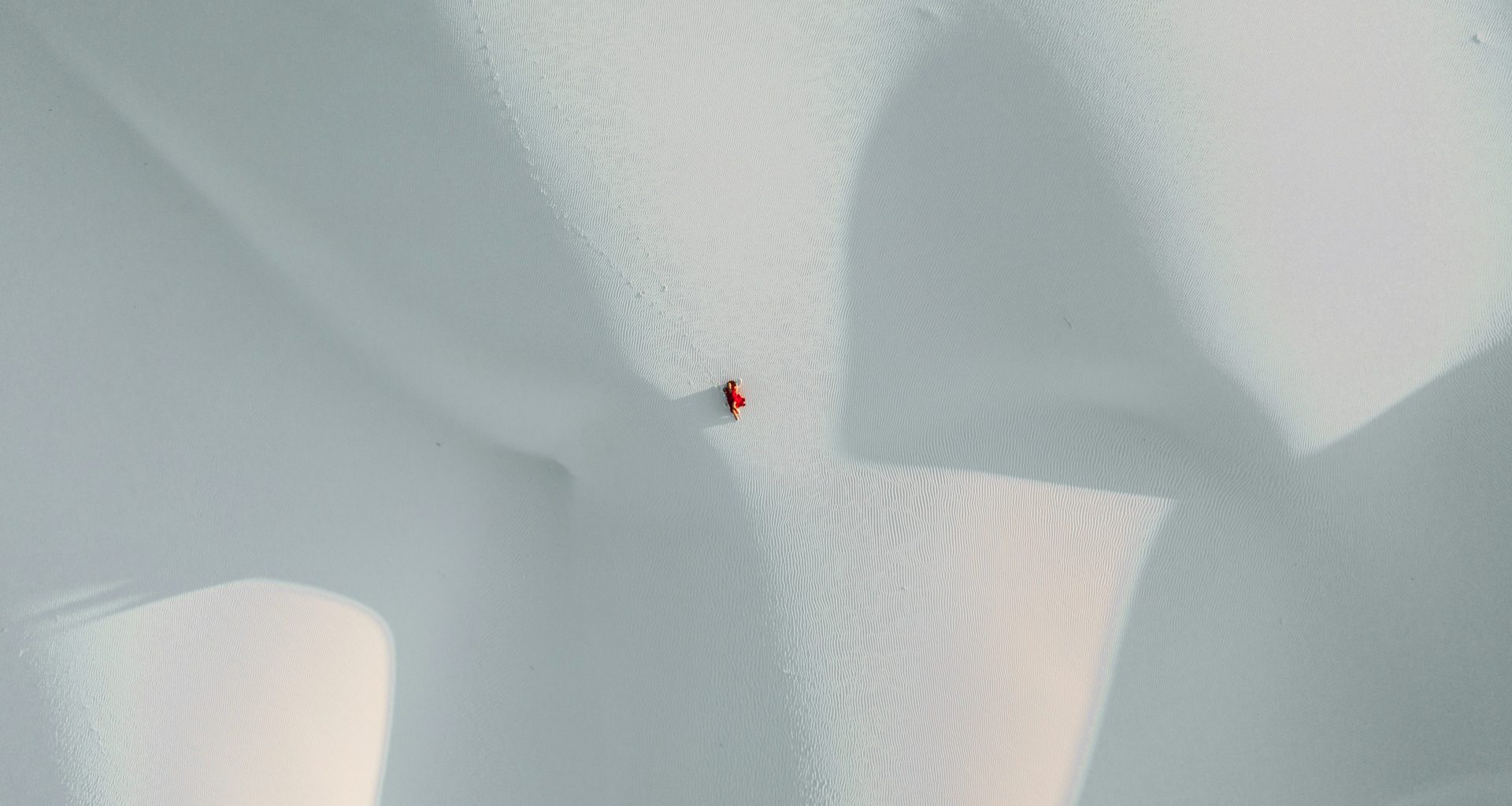 person-im-weissen-hemd-n5LsDv5t-Lw