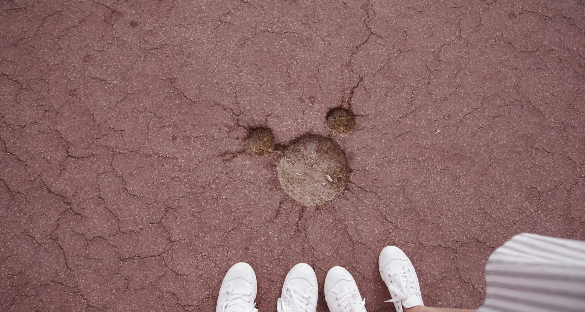 person-in-weissen-schuhen-5u9wpNbQQ3Y