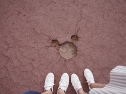 person-in-weissen-schuhen-5u9wpNbQQ3Y