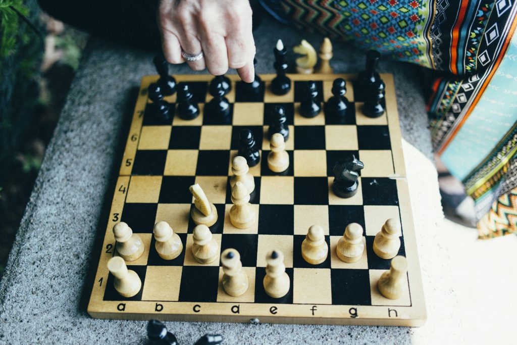 person-die-schach-spielt-IsphRwNKkjc