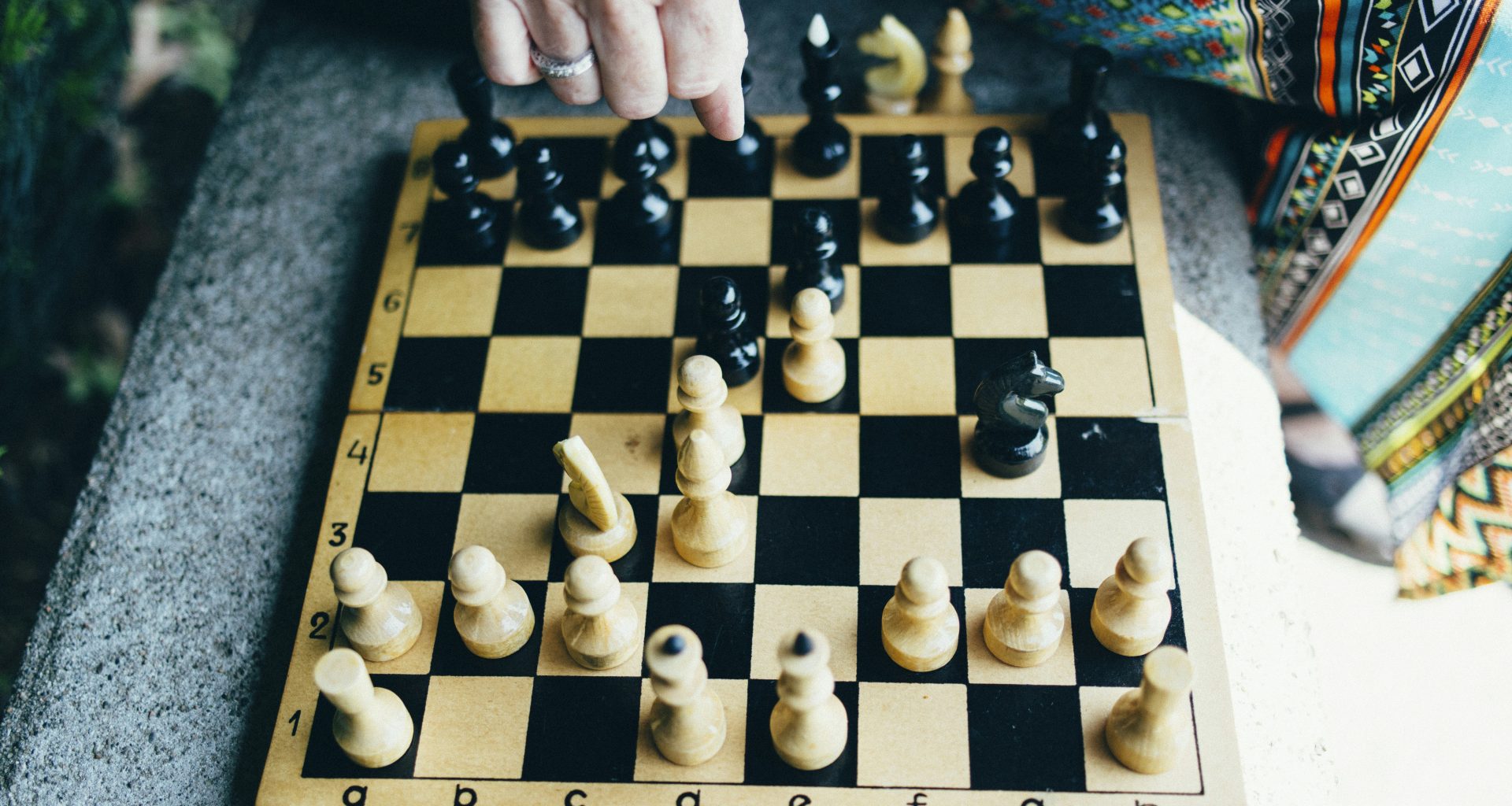 person-die-schach-spielt-IsphRwNKkjc