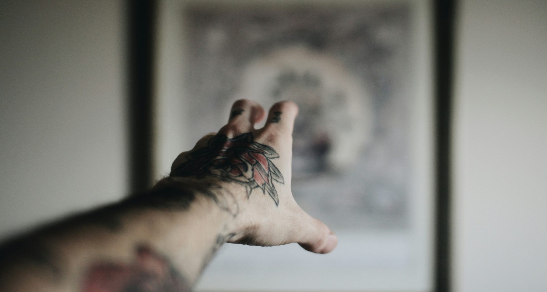 person-die-sich-an-die-malerei-wendet-XMu1iRNKmcI