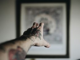 person-die-sich-an-die-malerei-wendet-XMu1iRNKmcI