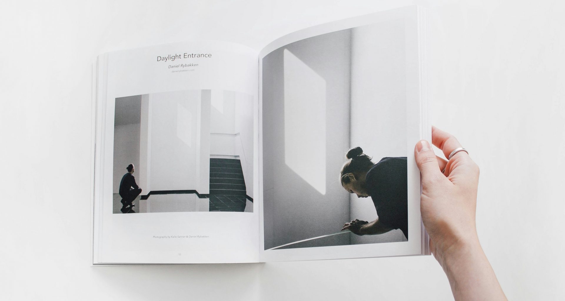 person-die-ein-buch-auf-weisser-oberflache-liest-Sy8dsVyiPgs