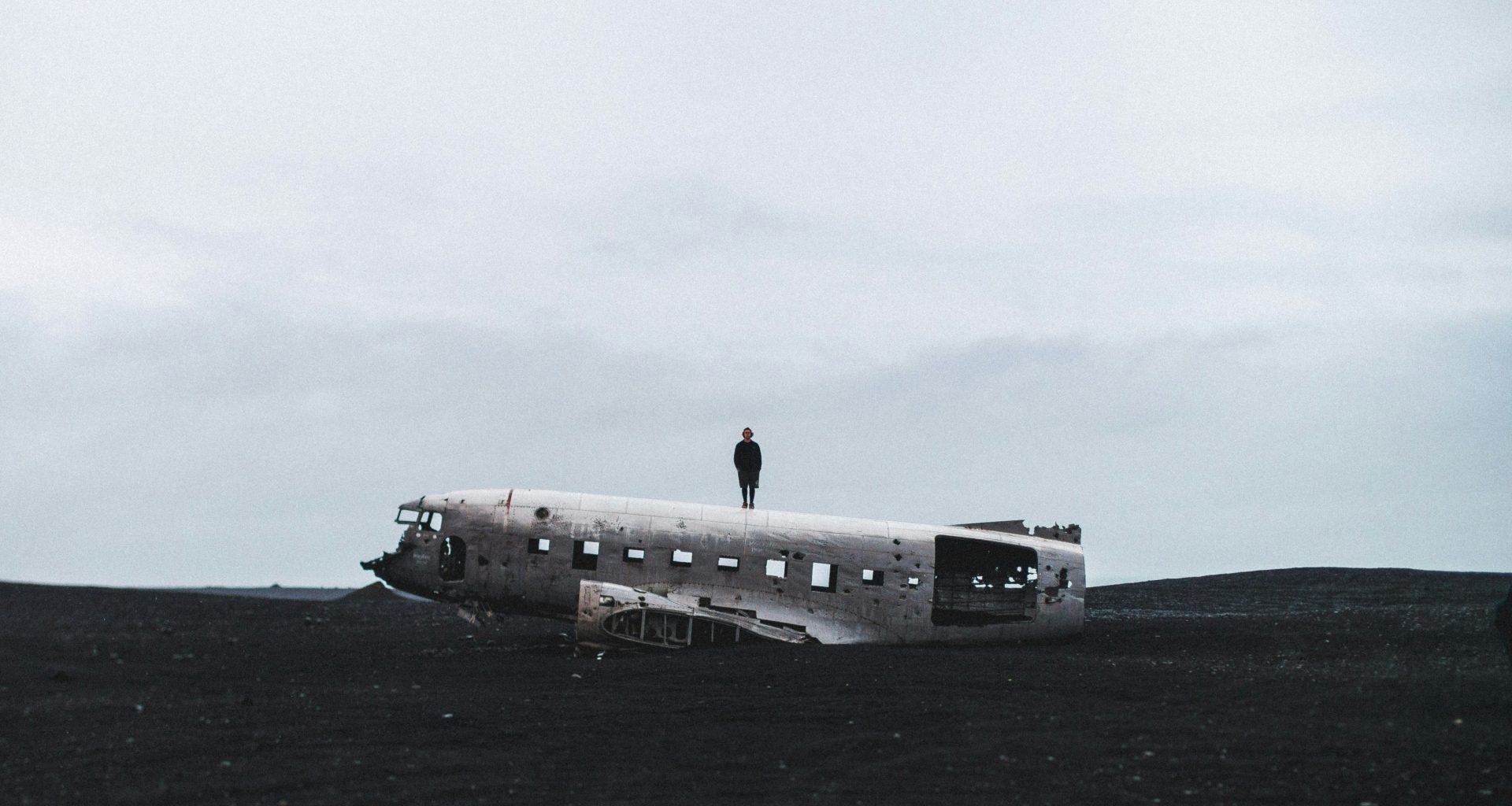 person-die-auf-zerquetschtem-flugzeug-steht-xF5q0NHTe8s
