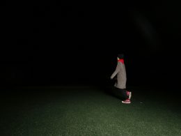 person-die-nachts-auf-einer-wiese-steht-dWH7cw6Q7mo