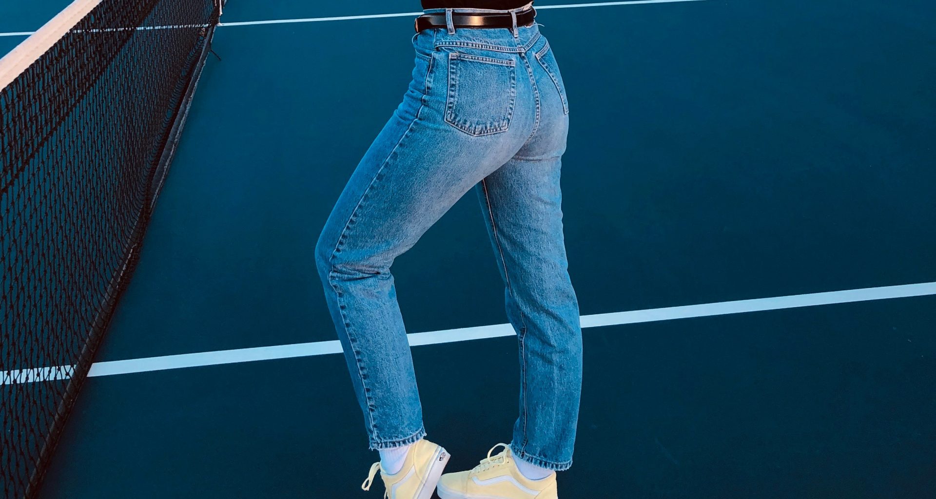 person-die-auf-dem-tennisplatz-steht-BgMNf7kH6NU