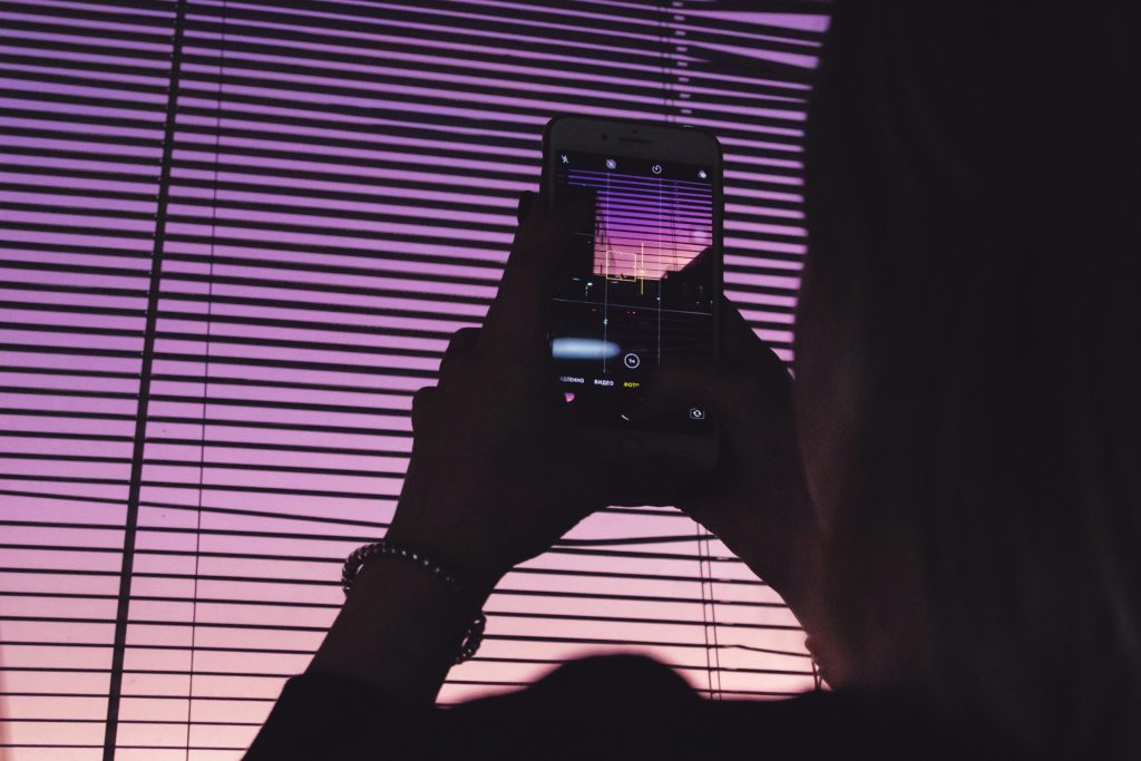 person-die-den-violetten-himmel-mit-einem-smartphone-fotografiert-7B3v15s2oQE