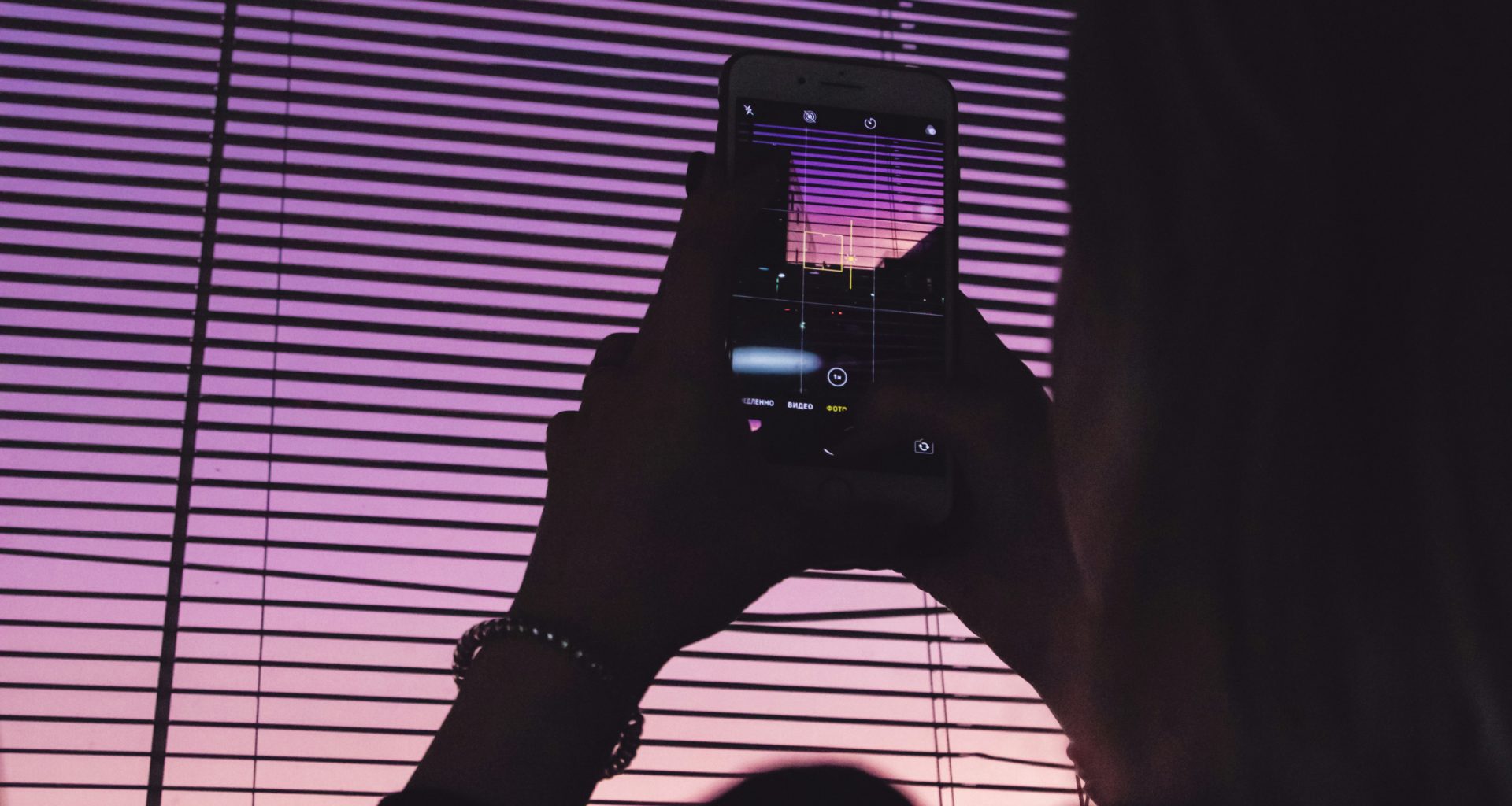 person-die-den-violetten-himmel-mit-einem-smartphone-fotografiert-7B3v15s2oQE