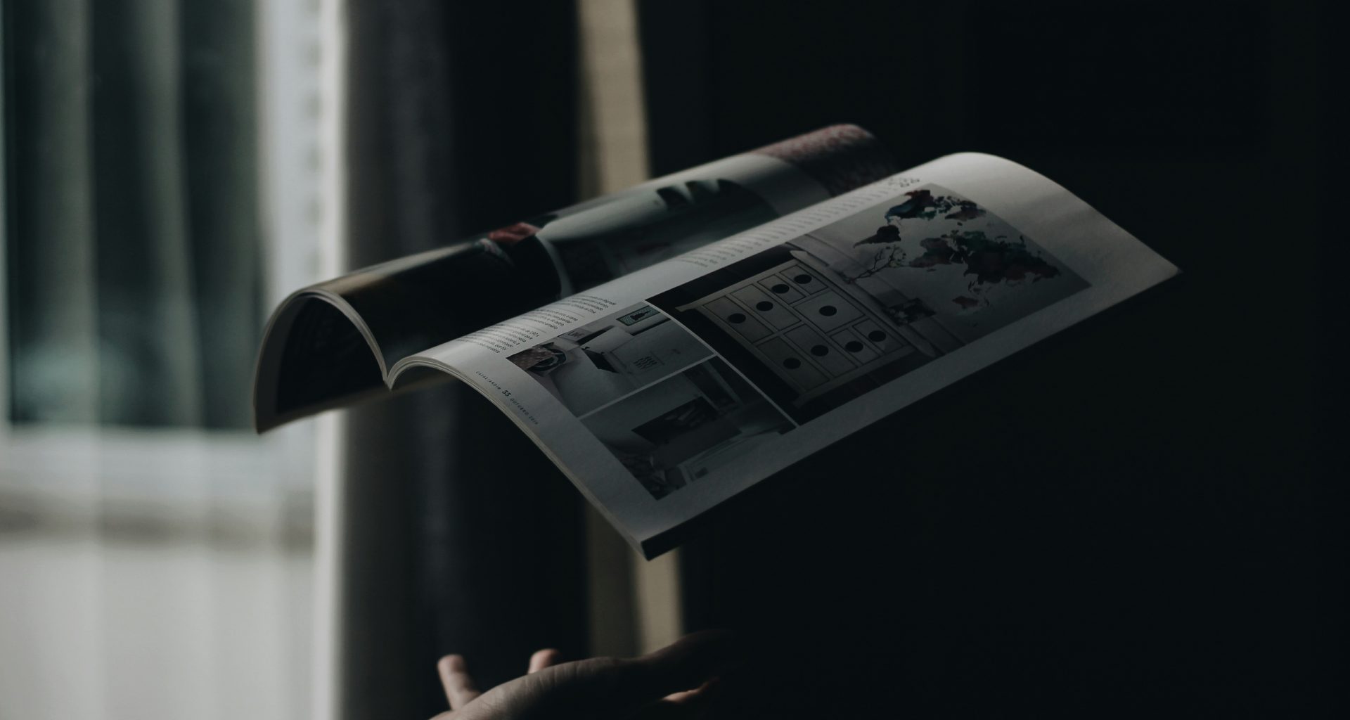 person-die-ein-aufgeschlagenes-buch-in-den-raum-wirft-PHZuPz1L12Q