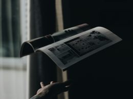 person-die-ein-aufgeschlagenes-buch-in-den-raum-wirft-PHZuPz1L12Q