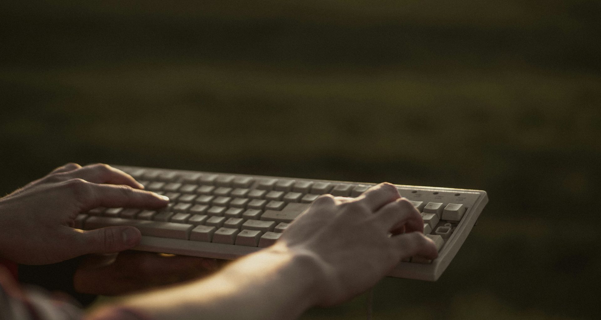 person-mit-schwarzer-und-grauer-computertastatur-gbxI8Wi4ZkQ