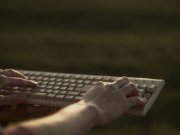 person-mit-schwarzer-und-grauer-computertastatur-gbxI8Wi4ZkQ