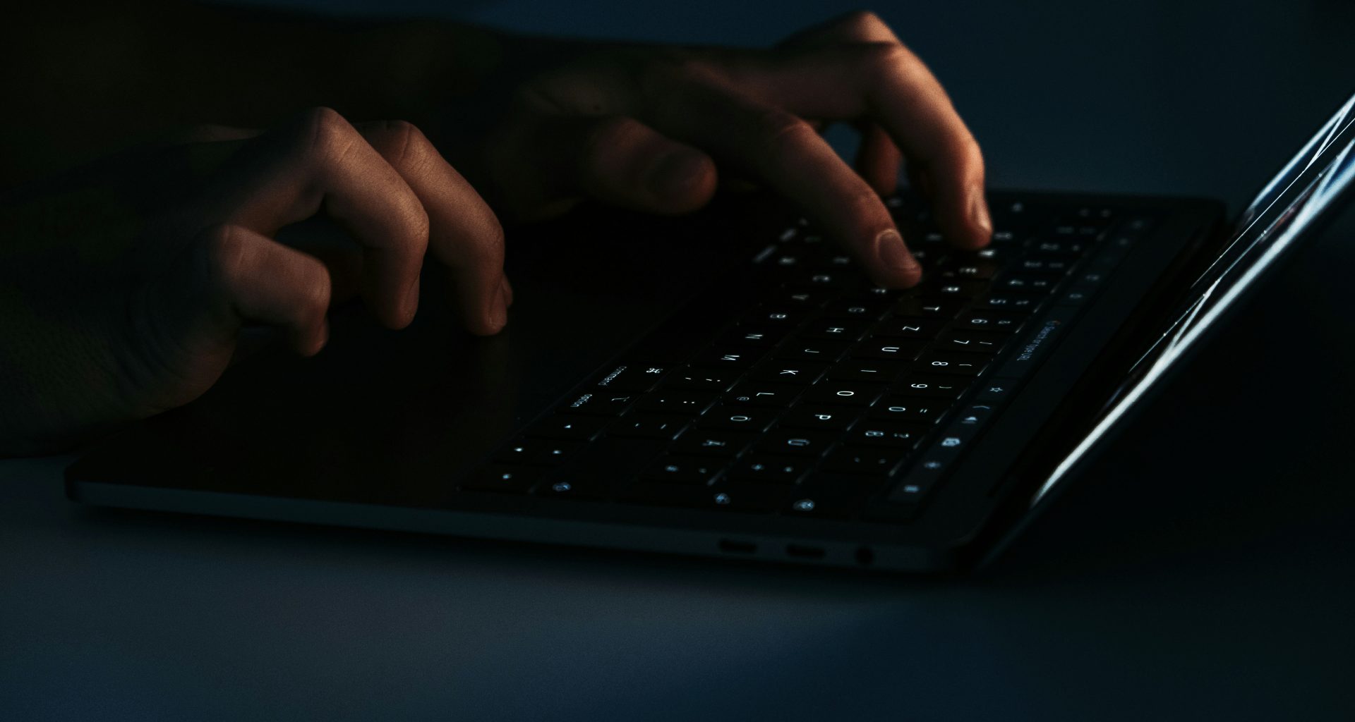 person-die-einen-schwarzen-laptop-benutzt-hh8l-uq5L48