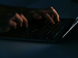 person-die-einen-schwarzen-laptop-benutzt-hh8l-uq5L48