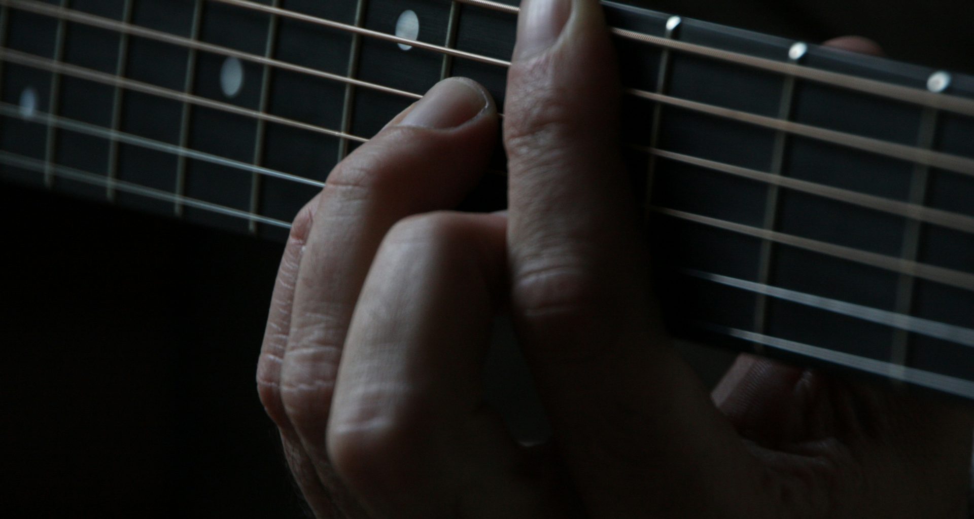 person-die-gitarre-benutzt-IaA_5KNVAR4