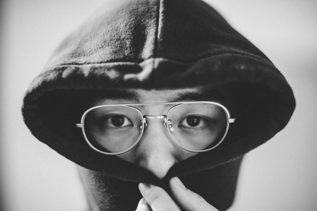 person-mit-schwarzem-kapuzenpullover-RbmUvjmR-w0