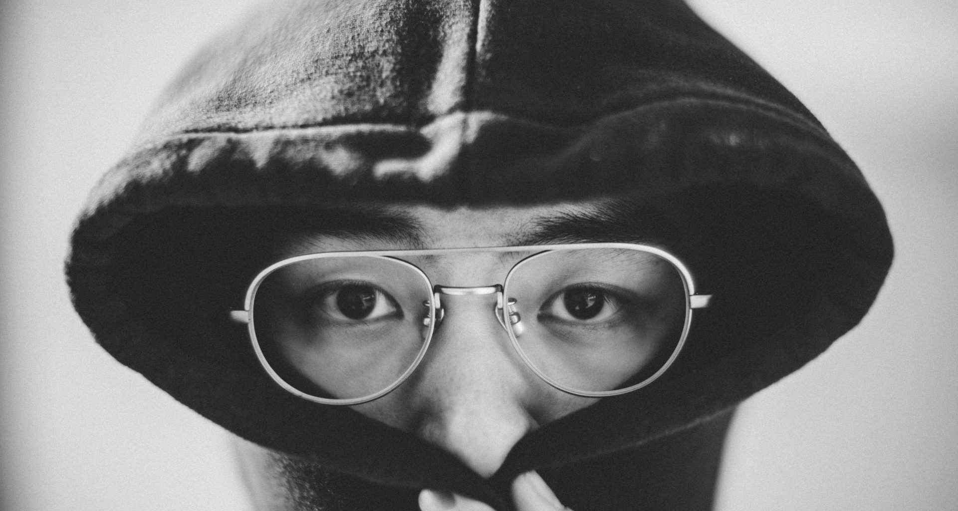 person-mit-schwarzem-kapuzenpullover-RbmUvjmR-w0